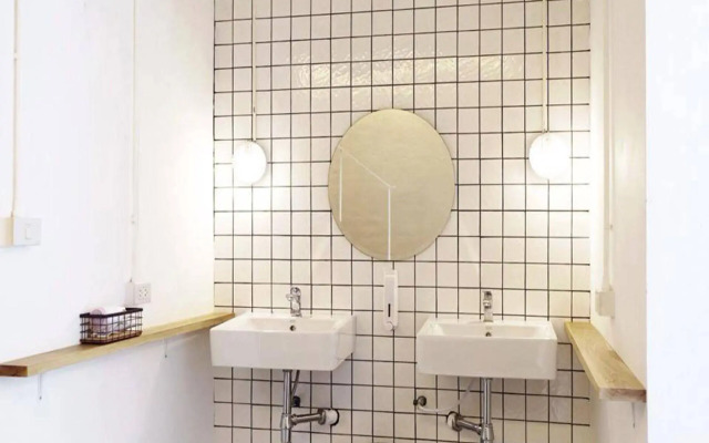 Two Gals And The Pig Boutique Hostel