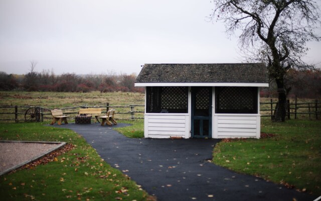 Carleton Inn and Cottages