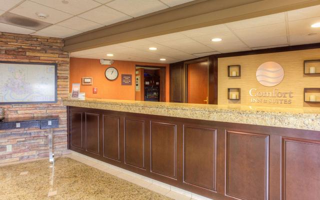 Comfort Inn & Suites Evansville Airport