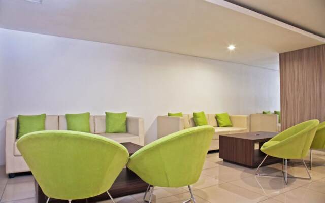 RedDoorz Apartment near Golden City Mall