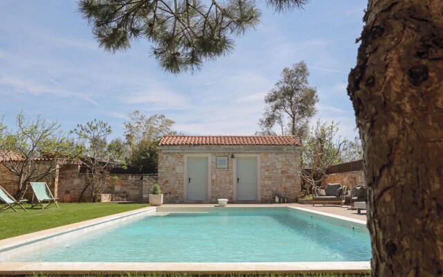 Stunning Home in Liznjan With Sauna, Wifi and 4 Bedrooms