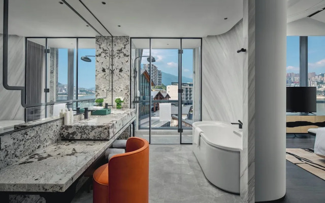Hualuxe Chongqing Wushan by IHG