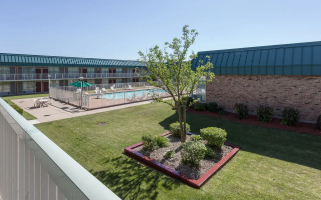 Red Roof Inn & Suites DeKalb