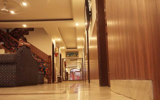 Oyo 44081 Hotel Royal Holidays