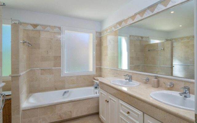 Elveria Hills excellent views