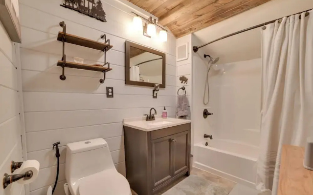 Family-friendly Cabin: Walk to Lake Access!
