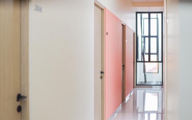 Sans Hotel Clover Ace Surabaya by RedDoorz