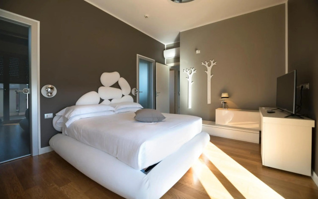Hotel The One