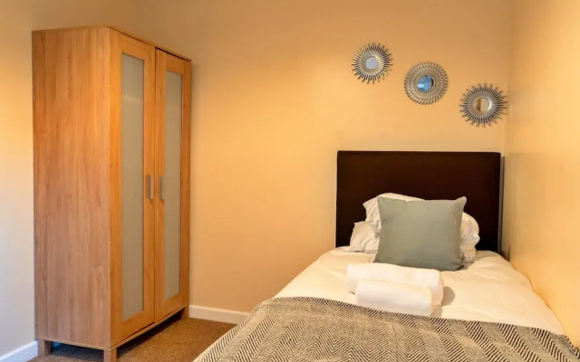 Cozy 3 Bedroom Apartment in Southern Lea