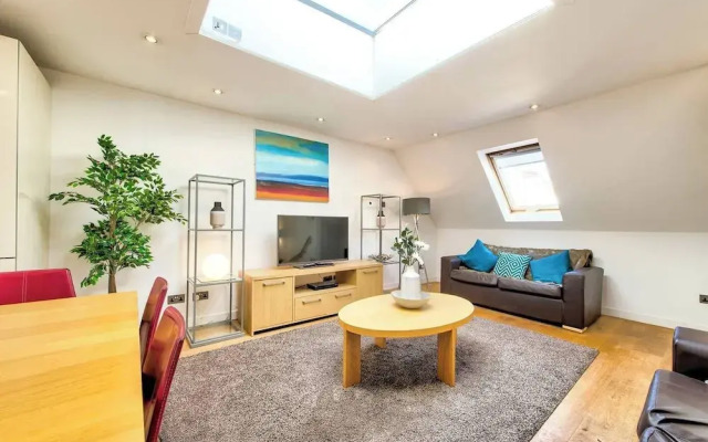 JOIVY Quiet Mews Street Apartment in the Heart of Edinburgh