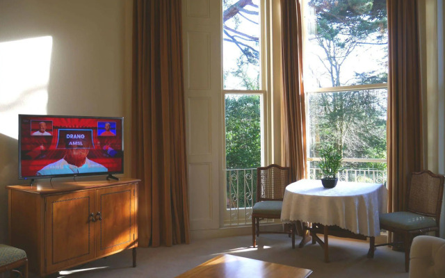 Muntham Holiday Apartments & Town House