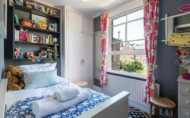 Comforting Clapham Home By The Overground Station