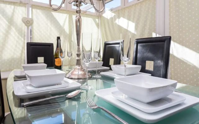 Fabulous 3-bed House, Close to Station