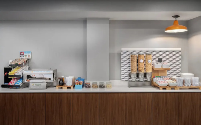 Holiday Inn Express & Suites Bentonville