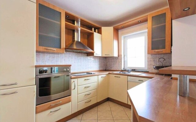 Apt w Jacuzzi, Balcony & sea View, 3 min to Beach