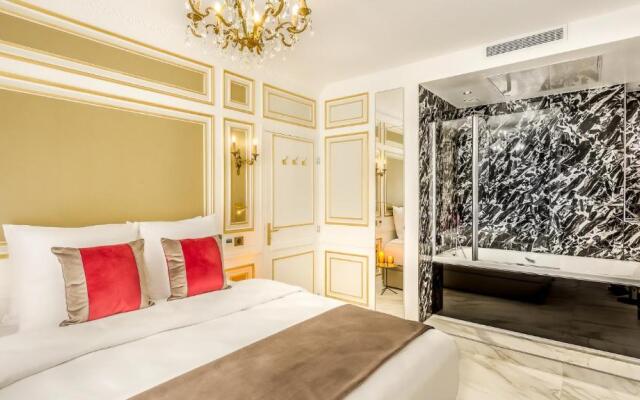 Luxury 6 Bedroom 5 bathroom Palace Apartment - Louvre View