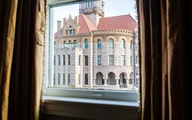 Courthouse Suites