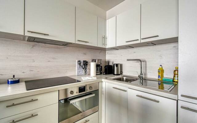 Modern Apartment With Private Balcony, Near Palais