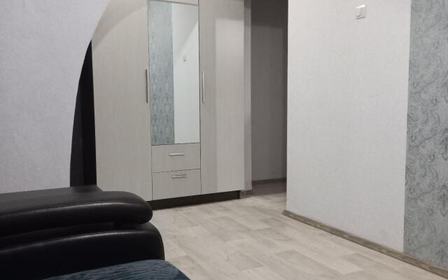 Апартаменты на проспекте Запсибовцев 12