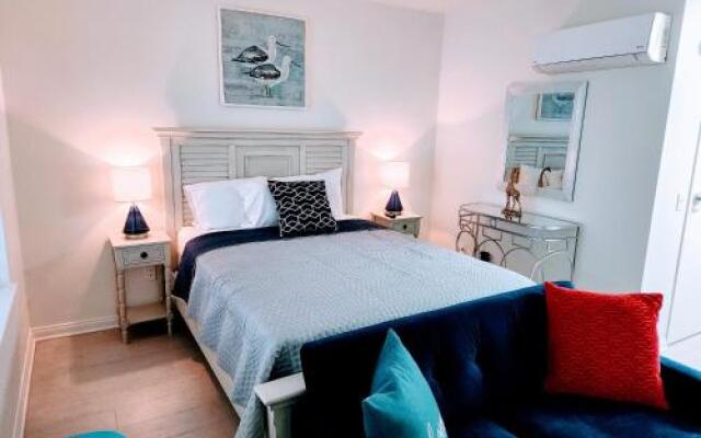 SANTA MONICA LUXURY APARTMENT WALK to BEACH!