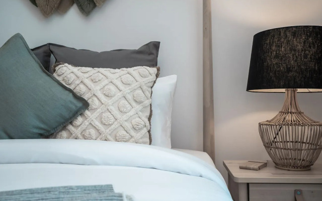 Charming Apt. With Views In Business Bay