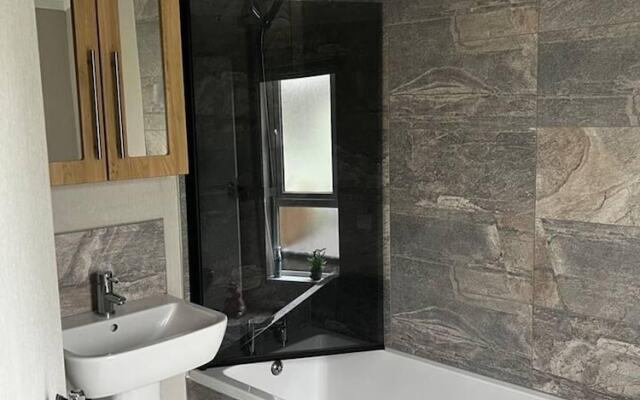 Beautiful and Tranquil Lakeside Lodge - Sleeps 5