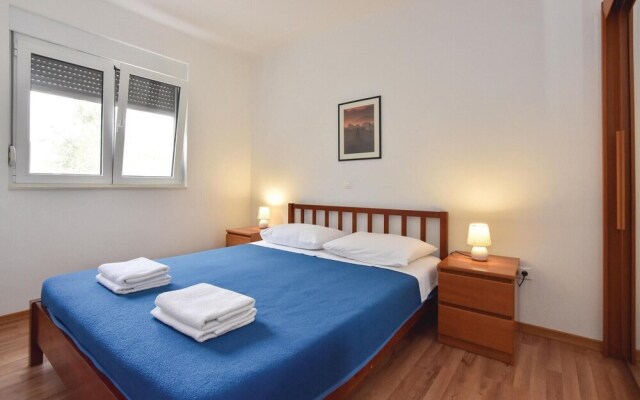 Awesome Home in Duce With Wifi and 9 Bedrooms