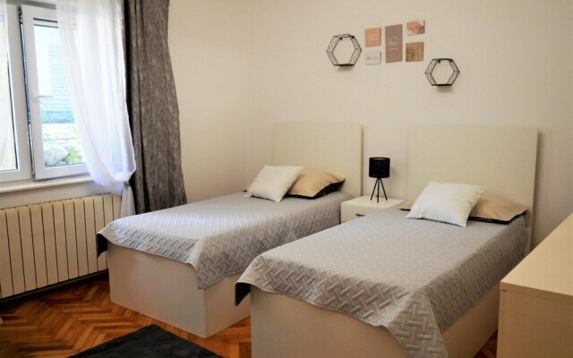 Coastal Apartment - Sleeps 6, Balcony & Parking