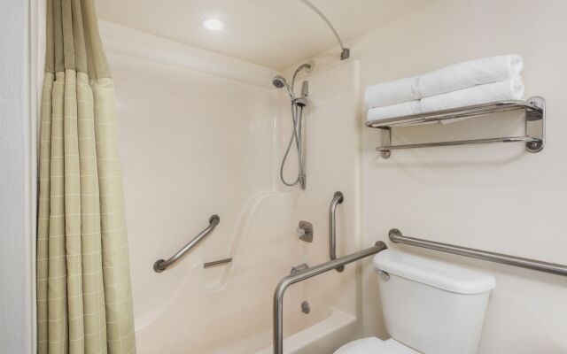 Holiday Inn St. Louis West Six Flags by IHG