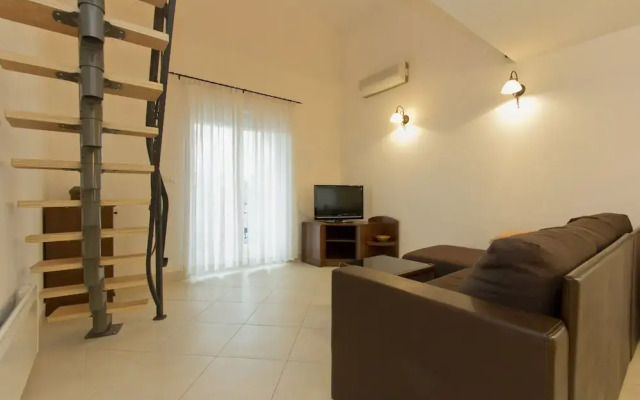 Luxury Three-bedroom Apartment With Amazing Overlook at the sea