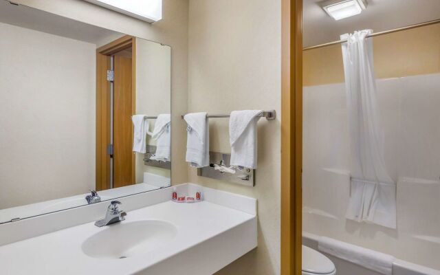 Econo Lodge Inn & Suites Oconto