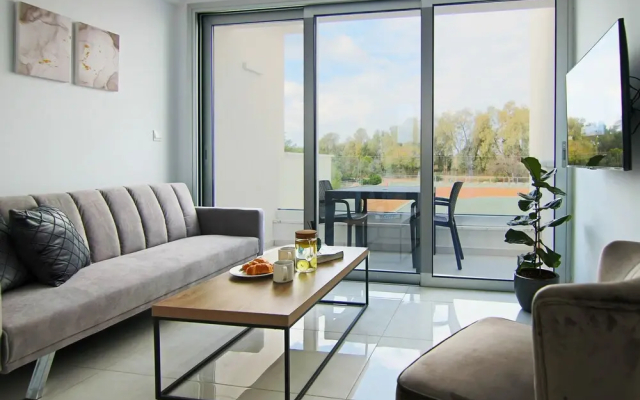 Phaedrus Living: Seaside Executive Flat Harbour 204