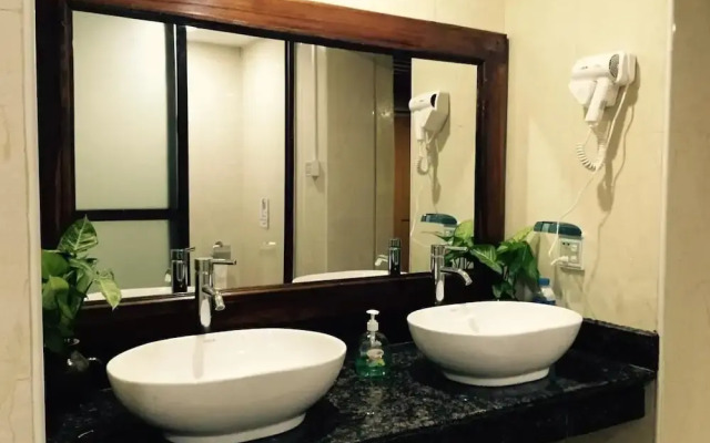 Mr. Charles Guest House - Hostel