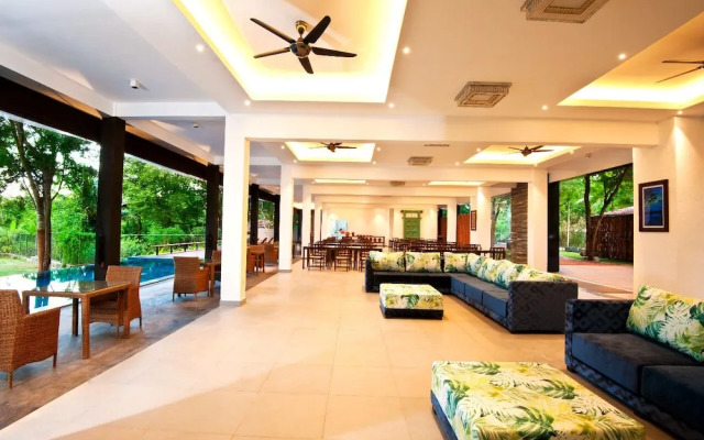 The Lake Forest Hotel