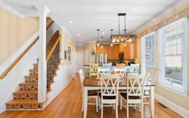 After Dune Delight - Relax And Unwind In This Fun And Spacious 3 Story Home. Light, Bright, And Close To Everything! 4 Bedroom Townhouse by RedAwning