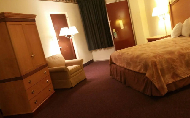 Econo Lodge Inn & Suites