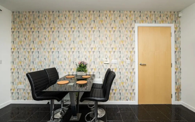 3 Bedroom House - Free Parking