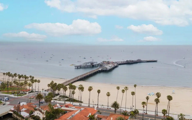 ITH Santa Barbara Beach Hostel