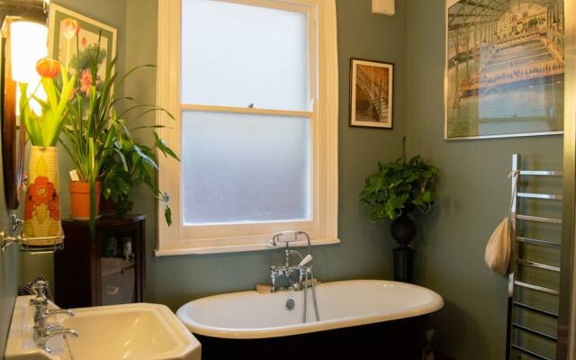 2 Bedroom West London Home With Excellent Connections