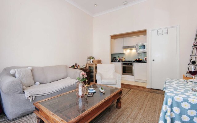 Bright Gratton Road Apartment - KV02