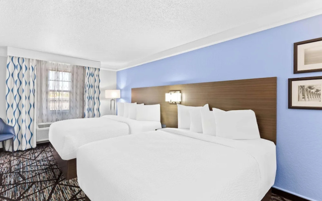 Days Inn & Suites By Wyndham Schaumburg- Woodfield Mall