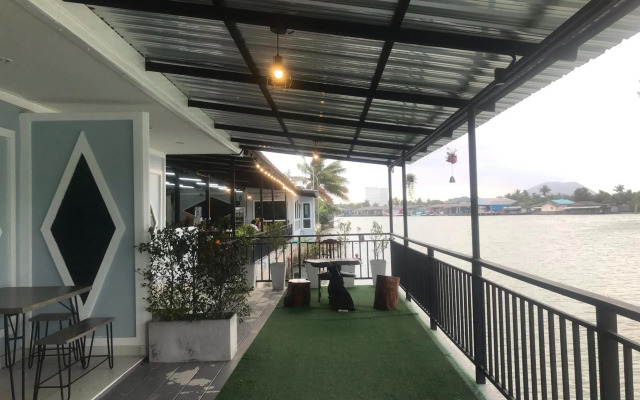 Chaiyai River Front Hotel