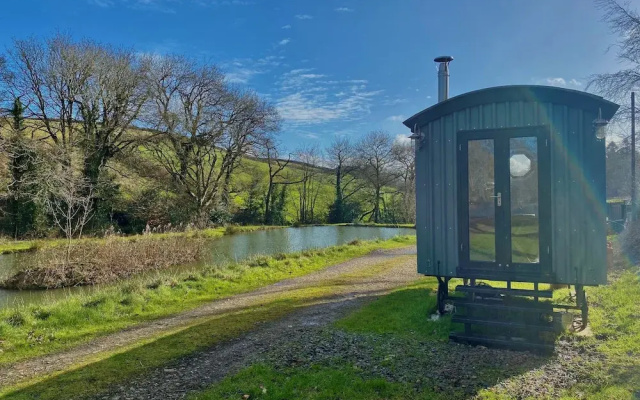 1 Bed Cabin - Sleeps 2 - Hottub - Parking - Garden