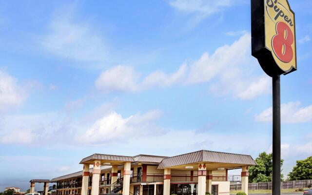 Super 8 by Wyndham Shawnee
