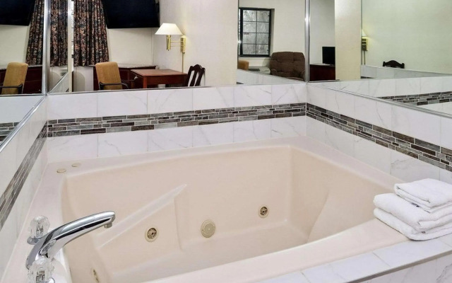 Econo Lodge Inn & Suites