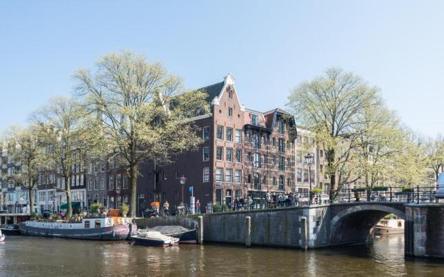 Canal View Amsterdam apartment