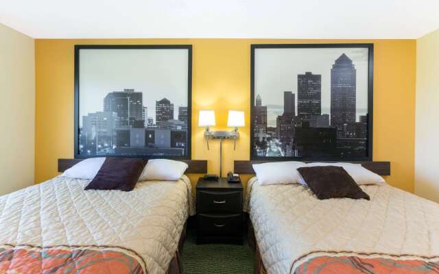Super 8 by Wyndham Perry IA