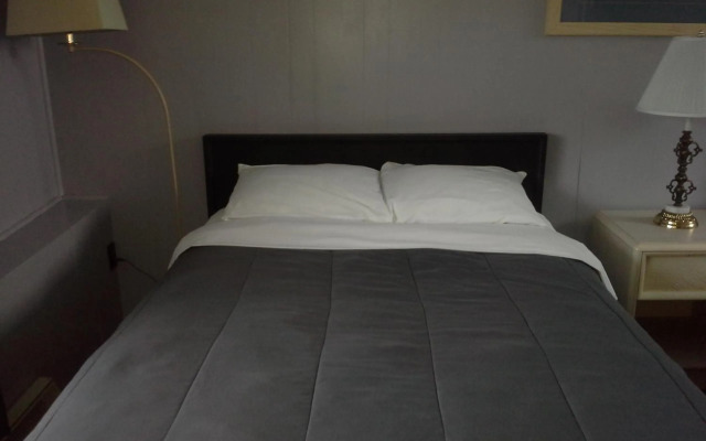 Bay Lake Inn (Frontiersman Motel)