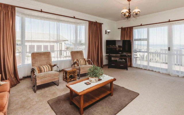 Beach House on Hamblyn – Guest Rooms – New Plymouth