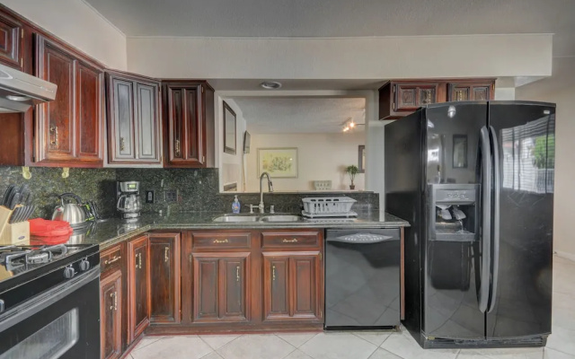 Luxurious 4BR House with Large Pool Near Strip